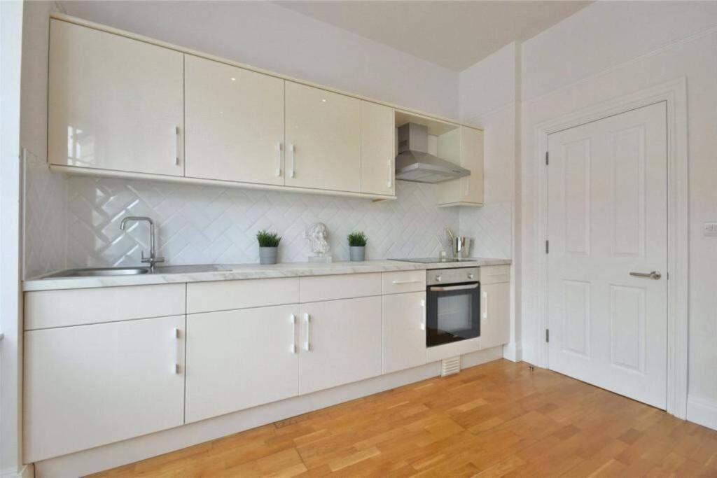 Luxury 3 Bed Apartment - Huge Outdoor Terrace & Amazing Transport Links Лондон Экстерьер фото