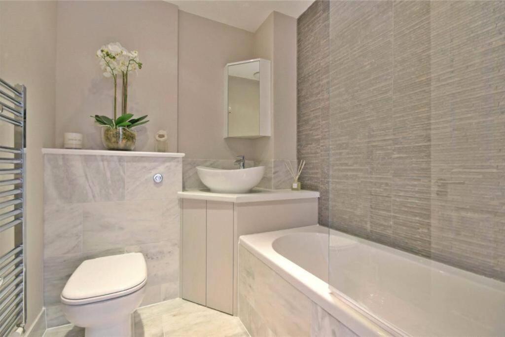 Luxury 3 Bed Apartment - Huge Outdoor Terrace & Amazing Transport Links Лондон Экстерьер фото